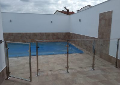 Protección para piscina en acero inoxidable y vidrio